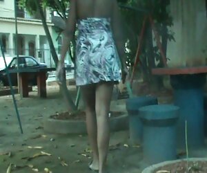 Một con gà beeg không che trống là một giáo viên,