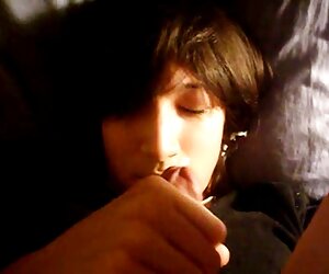 Người pim xet khong che phụ nữ nằm trên bàn, vuốt ve ngực nở