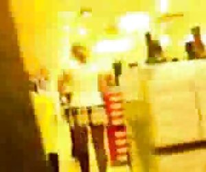 Diana trình bày trò chơi để xeshihi bạn trai của cô