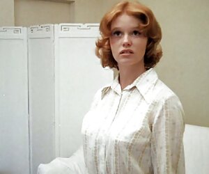 Người đàn ông đưa bạn gái của mình phim sex xyz trên đầu gối của cô, cổ họng của mình.