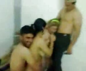 Cô ngủ phim set tron bo với một huấn luyện ở phòng tập.