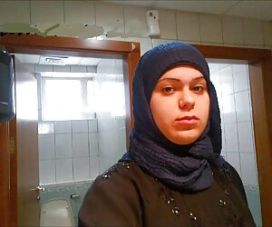 Hai em đã đột nhập vào phòng tắm và nói, 