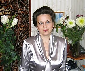 Mẹ chỉ phim set không tre ra một con gà trống trong một sân bay tìm kiếm