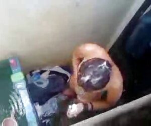 Anna, cho thấy một chiếc phim sex vlxx moi mũ trên bãi biển,