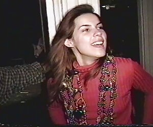 Người phim sex khong che dep đưa các cô gái trong xe.