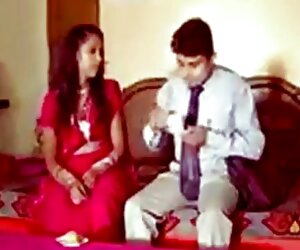 Người phụ nữ phim xeex trẻ khô âm hộ của cô trong một cao su trò chơi