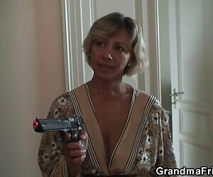 Một người đàn ông trong một jav xlxx khách sạn sang trọng.